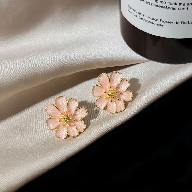 New flower-shaped stud earrings for women, French fashion, small chrysanthemum earrings. Niche design, high-end and elegant earrings Specification drawing