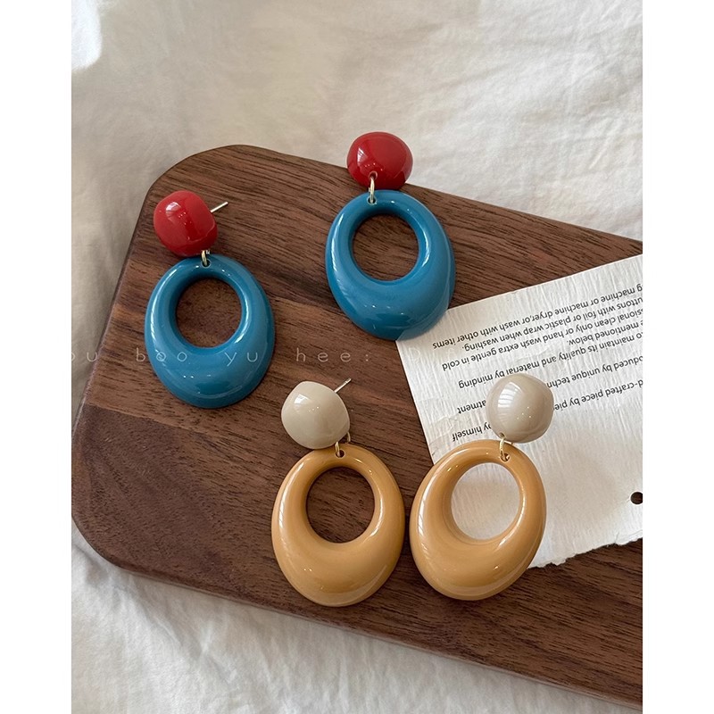 Hong Kong-style atmosphere earrings, women's retro blue niche design earrings, 2025 new style, elegant and high-end earrings Application Scenario