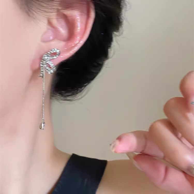 Korean-style bow, water drop tassel and diamond-encrusted earrings exude a light luxury and high-end charm, with a sweet and elegant temperament. The stud earrings are unique and versatile Specification drawing