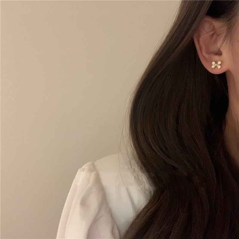 A six-piece set of Japanese and Korean style heart-shaped pearl bow earrings, small and versatile for women, trendy high-end earrings and earrings Application Scenario