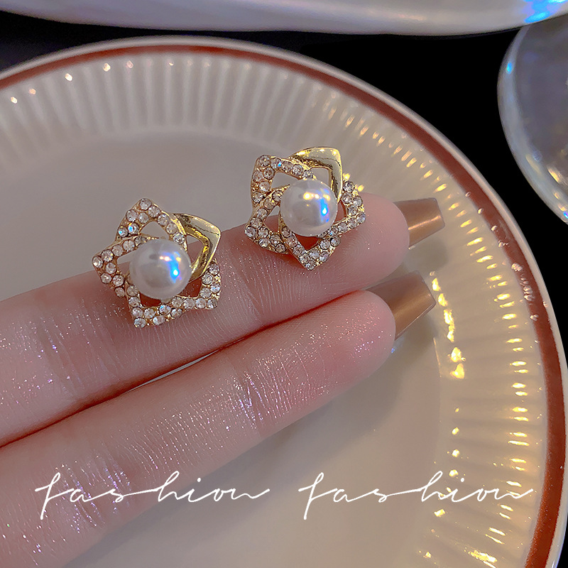 Niche design sense pearl flower earrings, internet-famous temperament pearl diamond-encrusted stud earrings, women's Instagram trendy and personalized earrings full figure