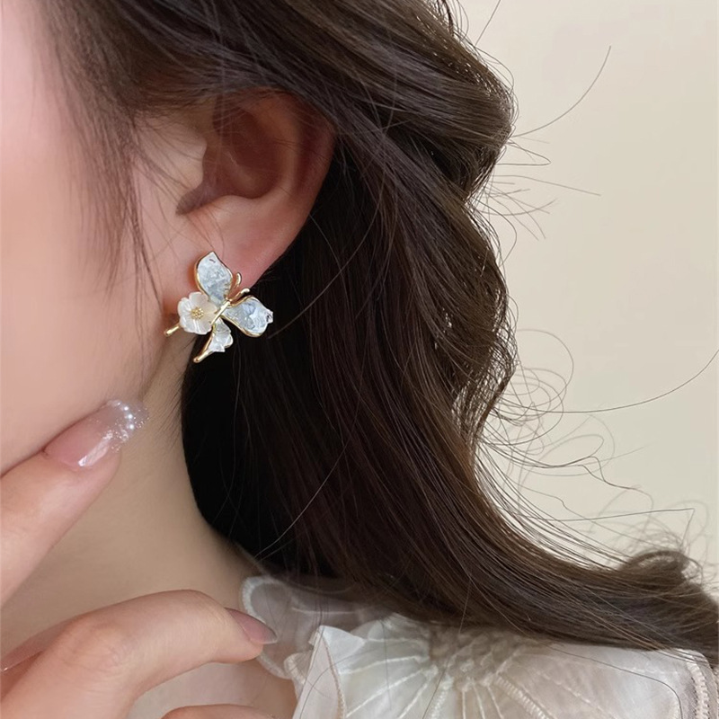 Korean-style gradient blue butterfly flower stud earrings, fresh and unique, versatile earrings, high-end and exquisite silver needle earrings Specification drawing
