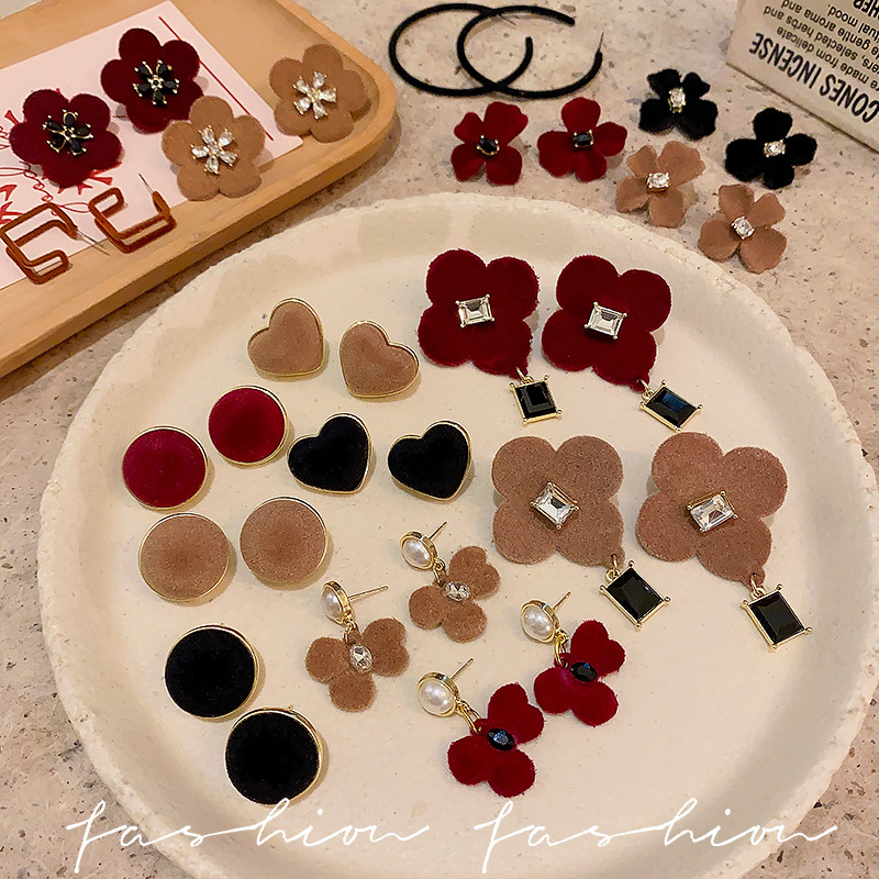 925 Silver Needle Autumn and Winter Plant Velvet earrings, artistic, retro and high-end Christmas earrings, individual and exaggerated earrings for women Specification drawing
