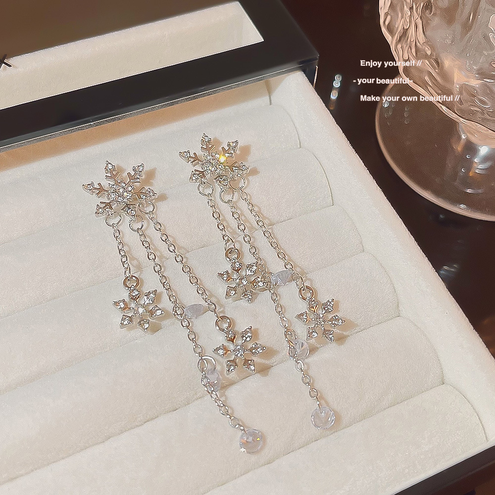 The new super sparkling snowflake diamond earrings are fashionable, exquisite and elegant. The versatile tassel earrings exude a light luxury and high-end feel. They are perfect for women Specification drawing