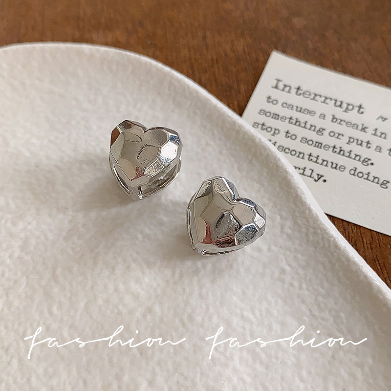 High-end double-sided heart-shaped earrings for women on Instagram, with a cold, light luxury and niche design, simple and elegant stud earrings Application Scenario