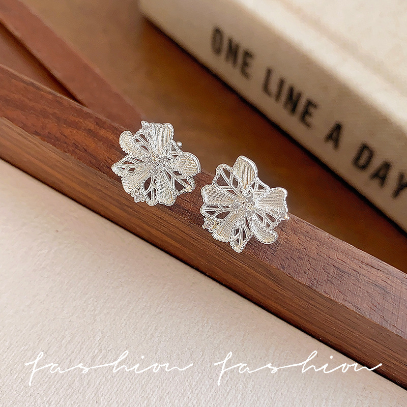 Wholesale of Korean-style ins light luxury flower-shaped stud earrings with hollowed-out lace, a niche and high-end look, fresh and sweet small earrings Specification drawing