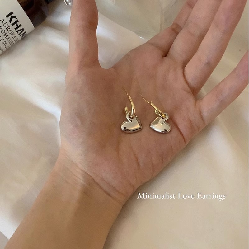 Simple and fashionable gold and silver color contrast detachable heart-shaped earrings for women, a niche high-end look, a cold style, versatile stud earrings Application Scenario
