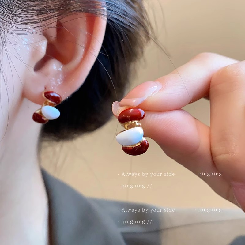 Maillard coffee-colored bean stud earrings, a retro Hong Kong-style high-end look, are unique and versatile earrings that exude a feminine charm Specification drawing
