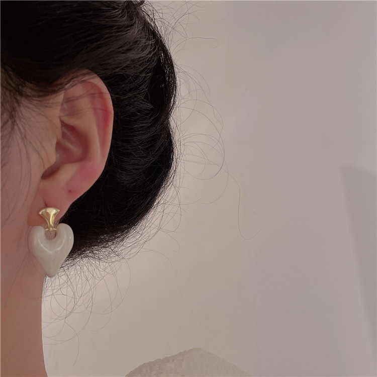 S925 Silver Needle Super Fairy Oil-dripping heart-shaped Earrings, feminine texture, niche stud earrings, fashionable and sweet details Picture