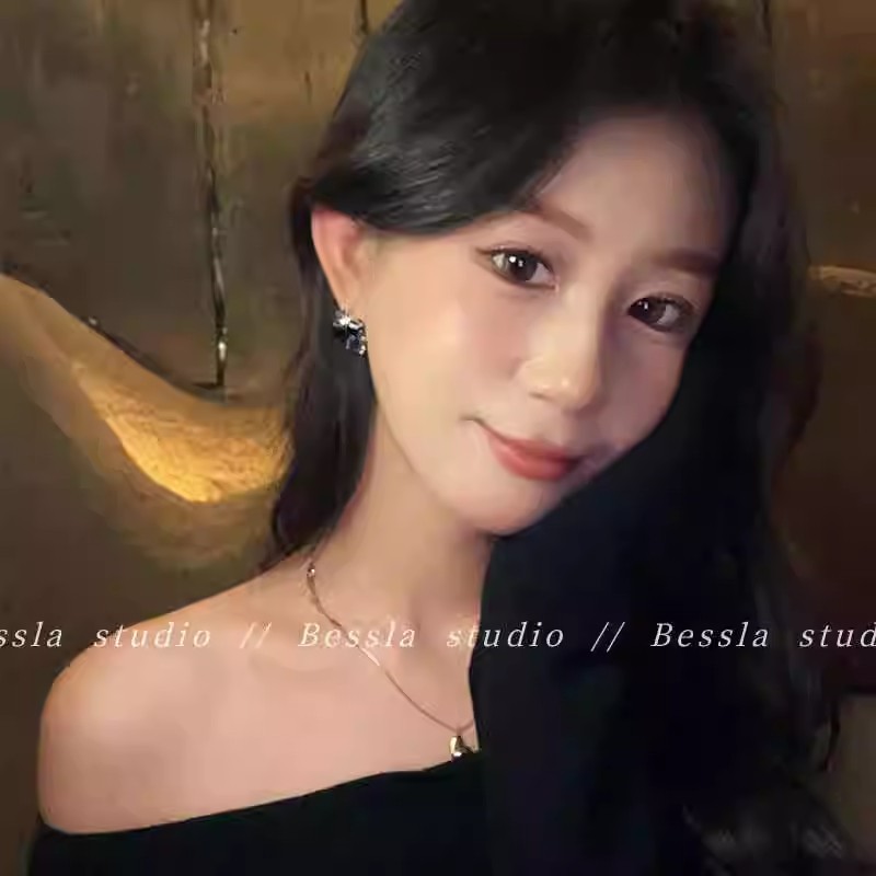 Unique design sense three-dimensional square stud earrings, feminine and high-end black crystal earrings, spring and summer cold style earrings Specification drawing