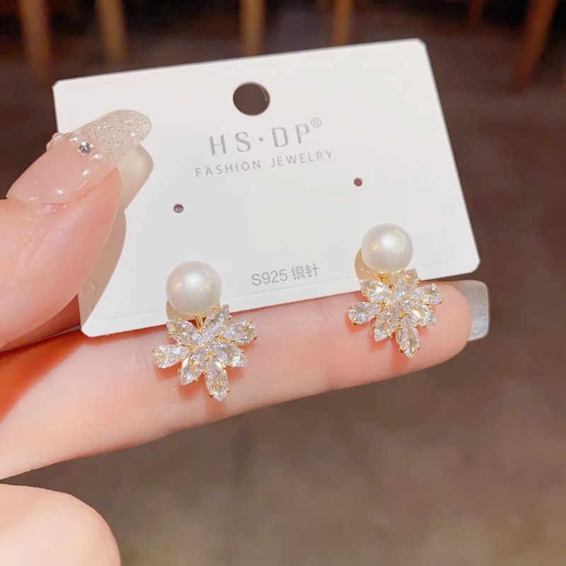 Korean-style exquisite, fashionable and light luxury pearl zircon maple leaf stud earrings for women, simple and elegant, versatile and small earring accessories Application Scenario