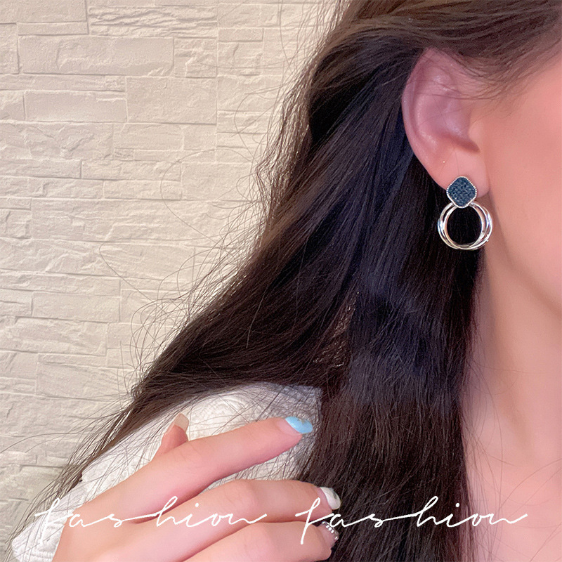 Micro-inlaid sparkling diamond star tassel stud earrings, niche design sense, elegant blue crystal earrings, high-end and unique earrings Application Scenario