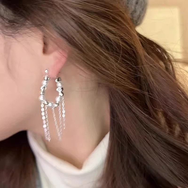 French silver pearl long tassel earrings, a niche design that slimming, fashionable and elegant, are a versatile earpiece for commuting Application Scenario