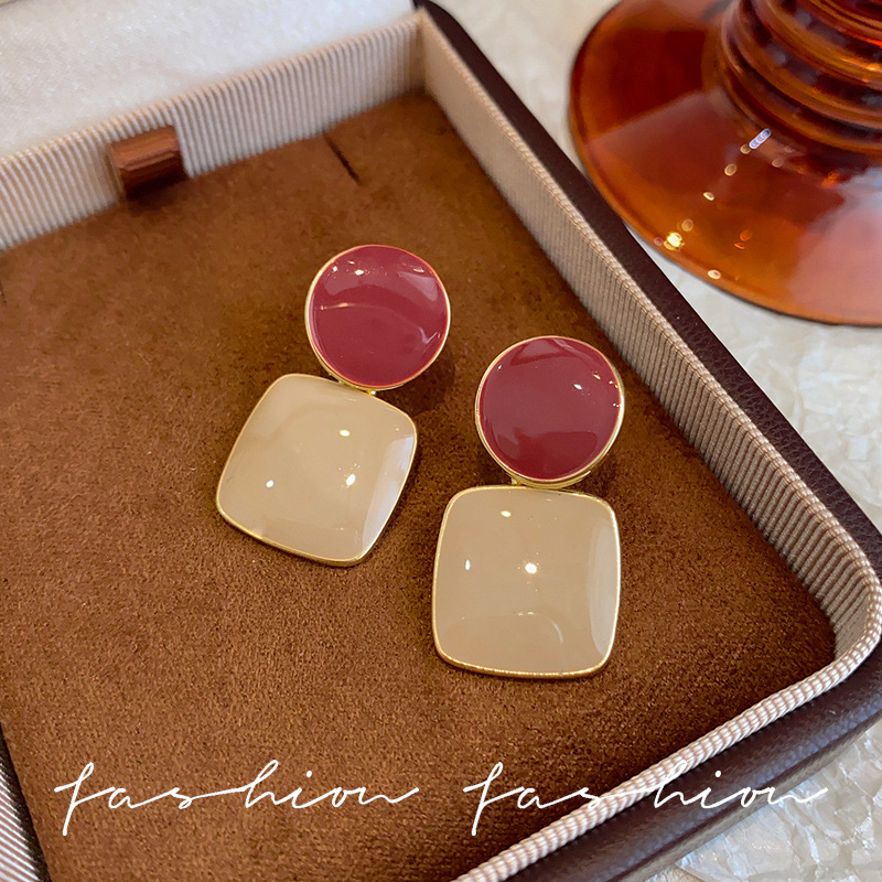 Retro Hong Kong-style color-blocking glazed geometric earrings for women, a light luxury and high-end look, fashionable round face earrings, new style in 2025 full figure