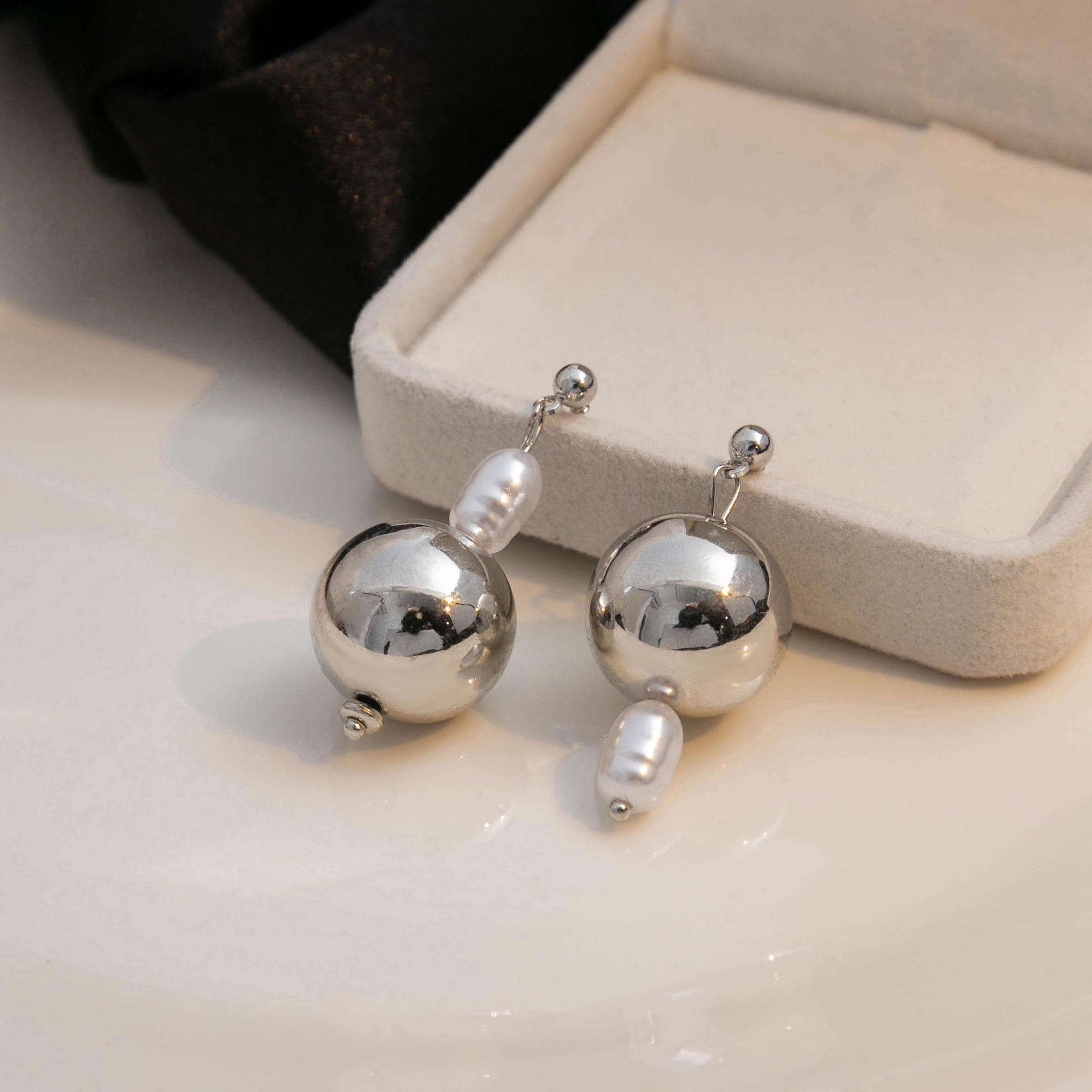 Silver needle, European and American irregular geometric round teardrop pearl earrings, retro personality, metal design sense, stud earrings for women Specification drawing