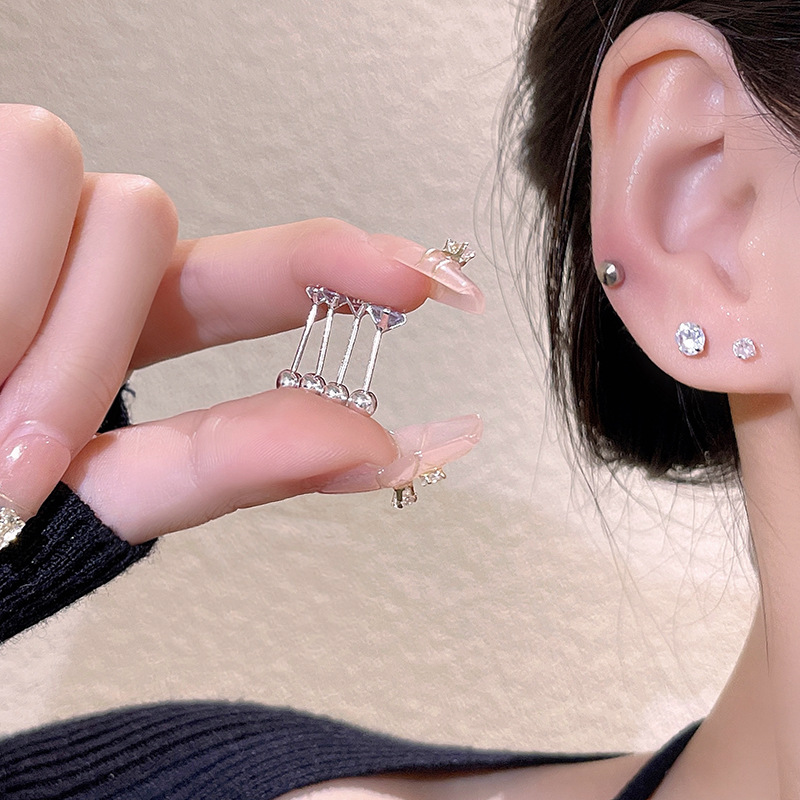 No need to pick the sparkling Zircon ear stud when sleeping. The small and exquisite 925 silver needle ear stud nourishes the ear hole. It's a high-end and trendy look for women Application Scenario