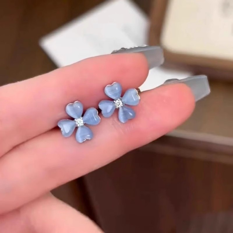 Summer ice-transparent blue four-leaf flower ear studs and ear buckles, with a unique design sense, exquisite and versatile earrings, elegant and light luxury earrings details Picture