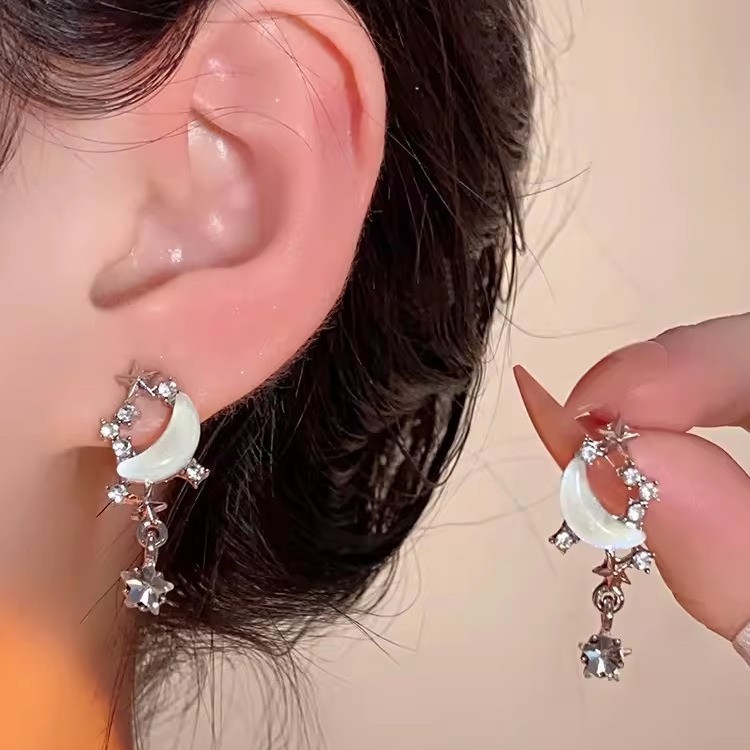 Silver needle, niche, sweet and cool, asymmetrical earrings, high-end design sense, star and moon stud earrings, sweet earrings for women wholesale full figure