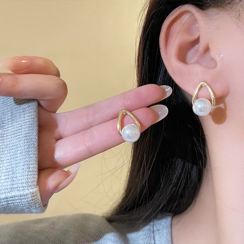 Pearl stud earrings, women's silver needle, niche design sense, light luxury earrings, 2023 new trendy and high-end earrings details Picture