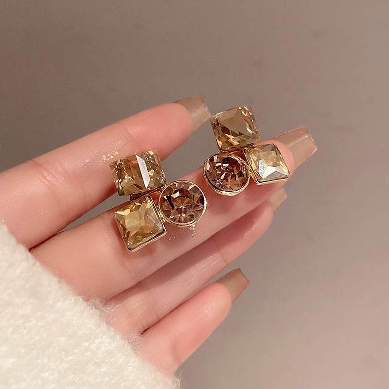 Exquisite retro geometric fashion earrings, women's light luxury and high-end style autumn and winter earrings, niche, versatile and unique earrings Application Scenario