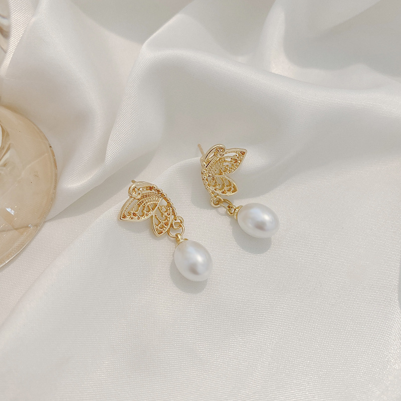 S925 Korean version stud earrings, retro butterfly pearl hollowed-out diamond earrings, feminine and simple design sense earrings Specification drawing