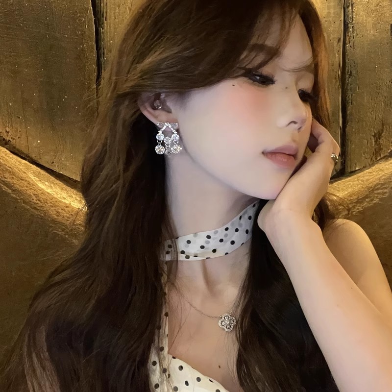 Gentle and sweet ~ Exquisite and heavy craftsmanship, micro-inlaid with sparkling diamonds and tassel earrings, feminine charm, slimming, unique and fashionable earrings Application Scenario