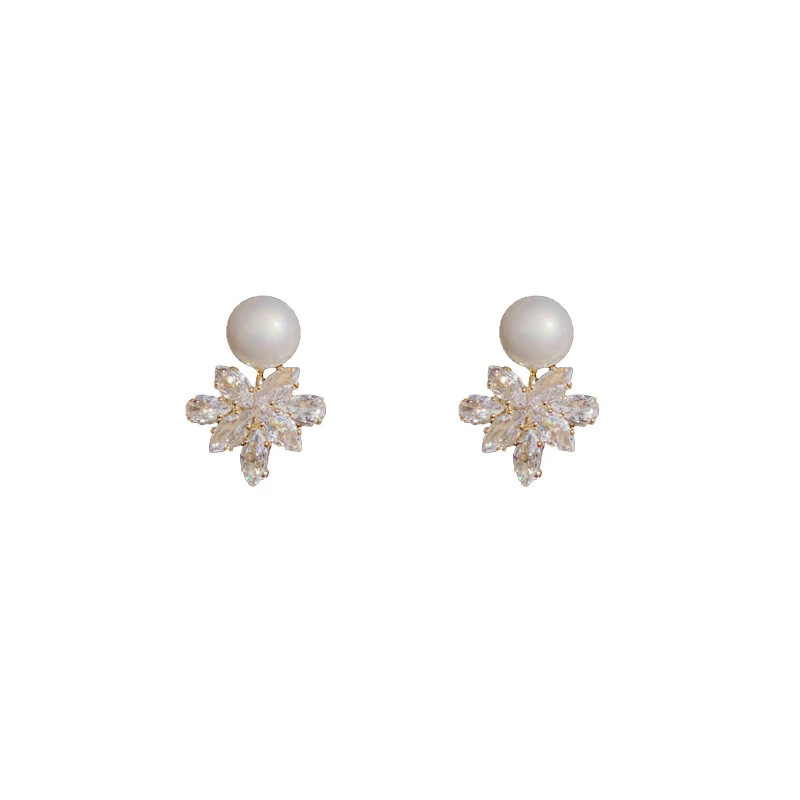 Niche design sense, light luxury zircon maple leaf stud earrings, fashionable and versatile, simple and exquisite pearl earrings, a bestseller for women on Douyin Item Picture