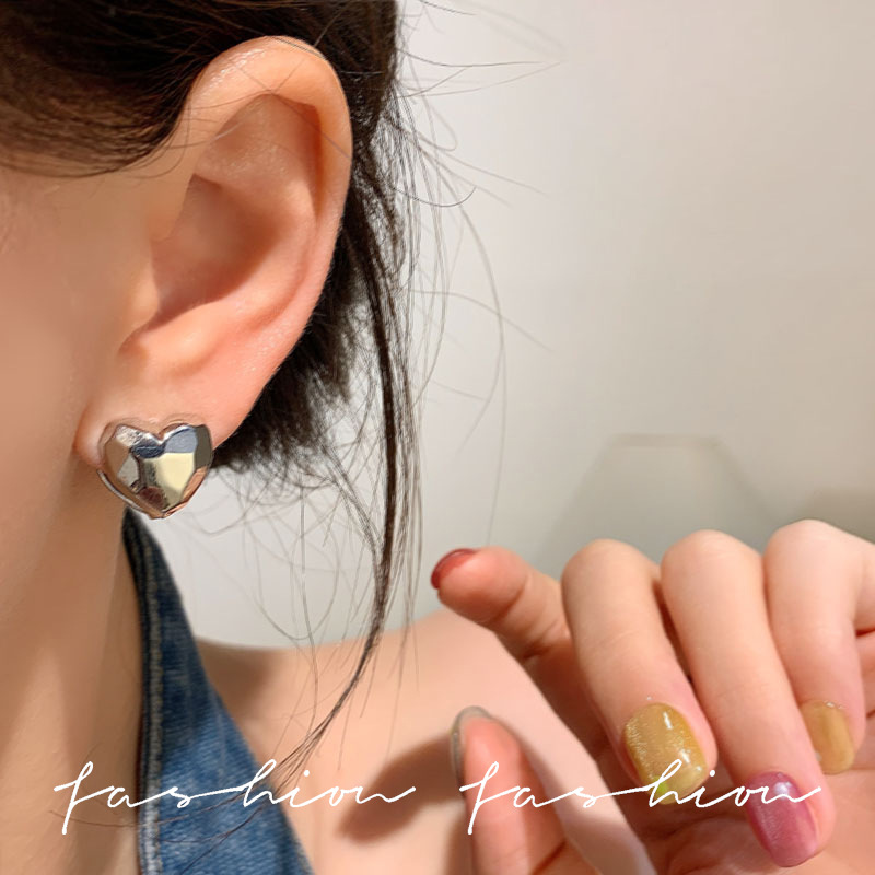 High-end double-sided heart-shaped earrings for women on Instagram, with a cold, light luxury and niche design, simple and elegant stud earrings Specification drawing