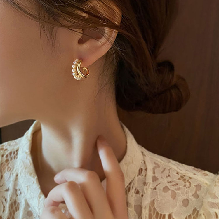 Ins-style irregular double-layer pearl earrings, trendy and elegant women's plain face earrings, 925 silver needle earrings wholesale Application Scenario