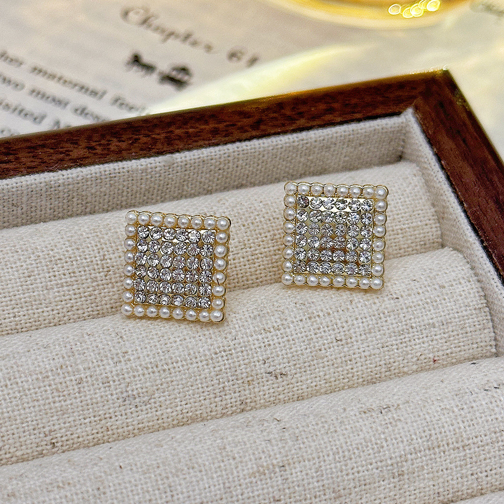 European and American fashionable geometric diamond-encruted quadrilateral pearl stud earrings, simple and versatile silver needle earrings, light luxury and high-end earrings full figure