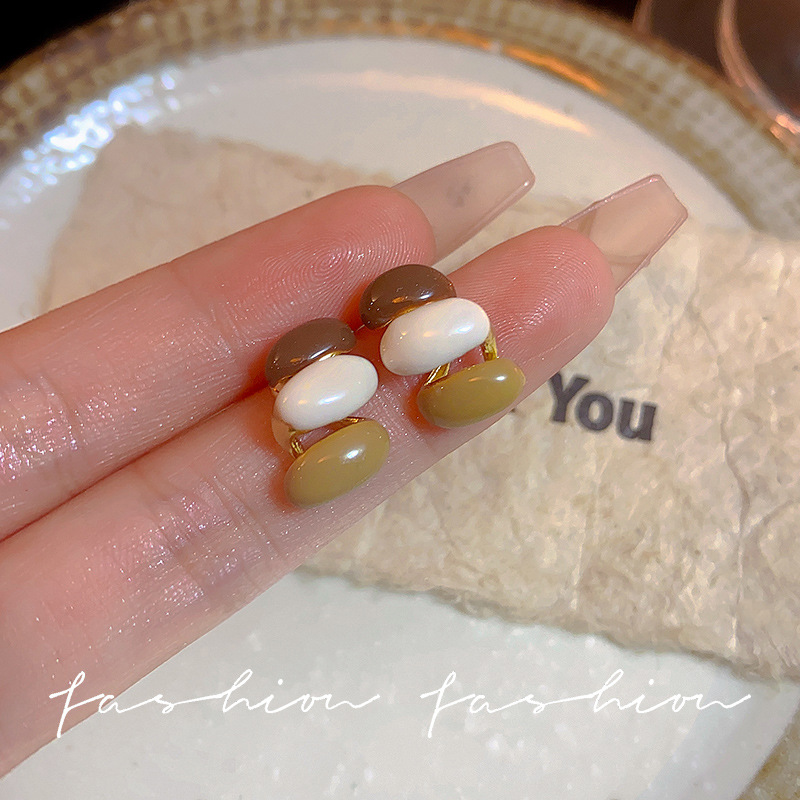 Retro Hong Kong-style niche design contrasting color stud earrings for women, light luxury and high-end feel, new 2025 fashionable and unique earrings full figure