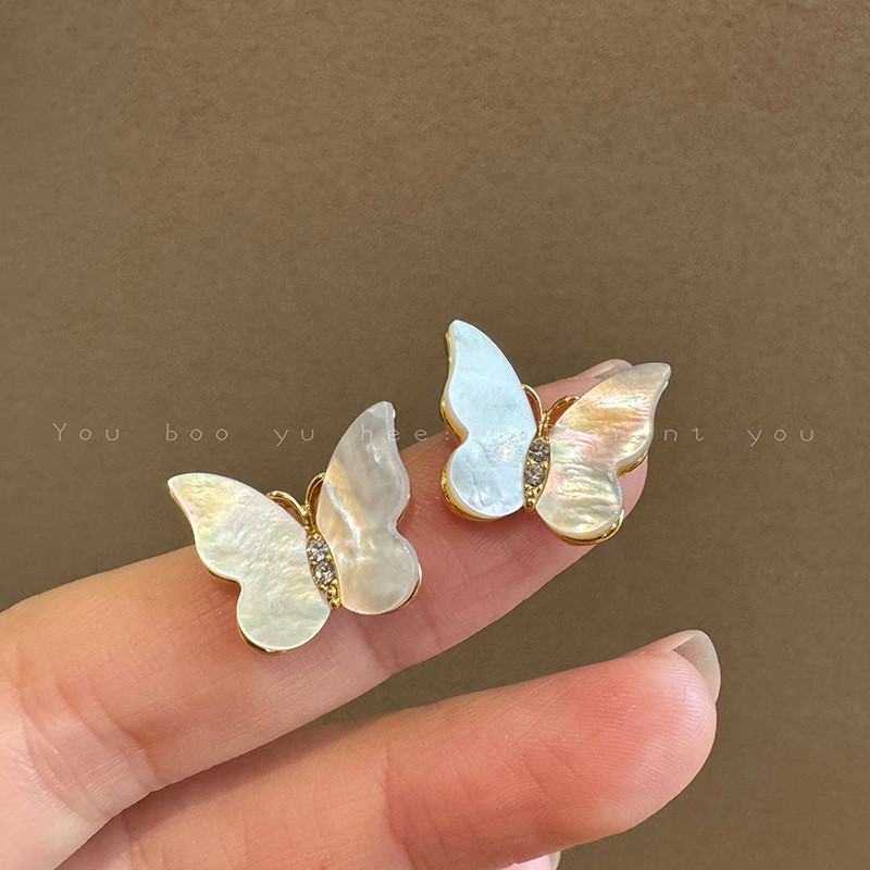 Ethereal mother-of-pearl butterfly stud earrings for women, a new summer 2024 bestseller, sweet earrings with a high-end and light luxury style full figure