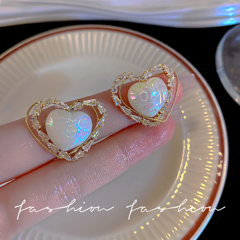 Earrings 2023 New trendy pearl earrings for women, a light luxury, niche and high-end heart-shaped stud accessory full figure