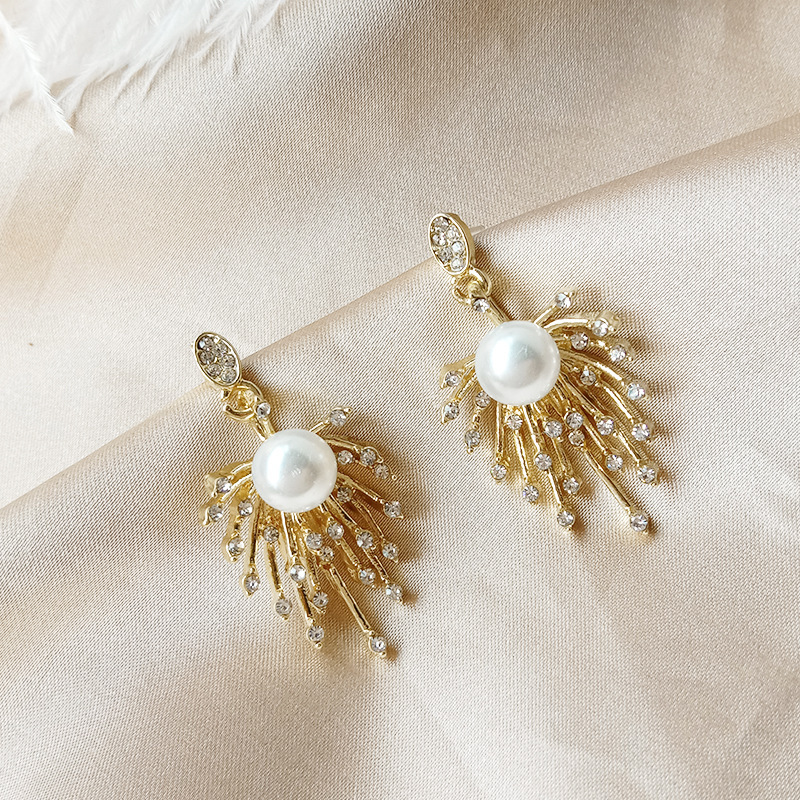 S925 Silver Needle, a new Korean water drop firework, with a unique, fashionable and elegant style. Pearl stud earrings, retro, exaggerated and cold style Application Scenario