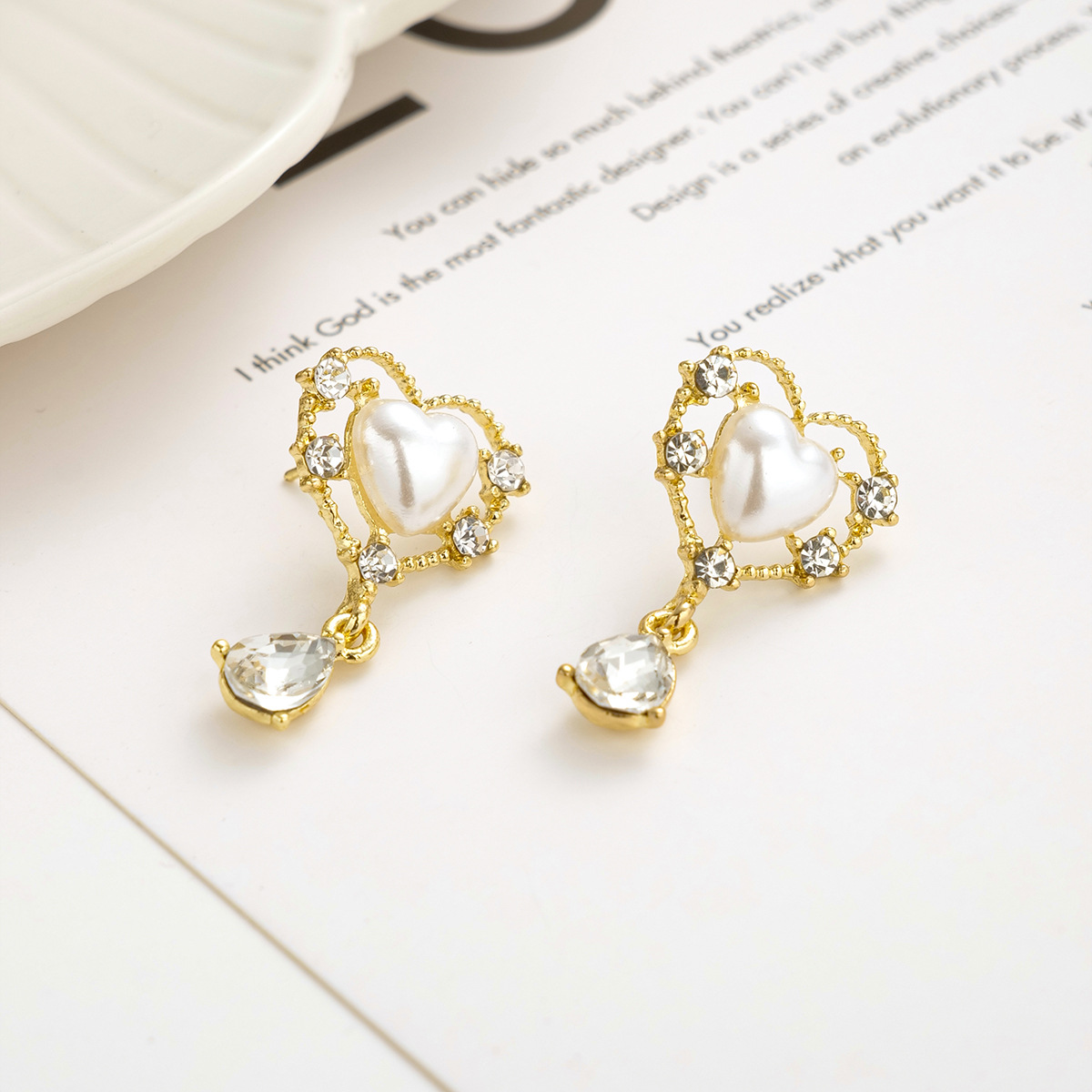 Cross-border French retro imitation pearl heart-shaped earrings, light luxury, niche style, high-end design water drop pendant earrings Application Scenario