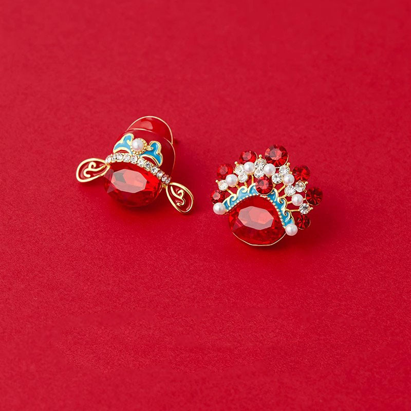 Chinese-style sword and horse actress facial makeup, national trend ear studs, women's fashionable, retro and festive earrings, niche design, asymmetrical earrings Application Scenario