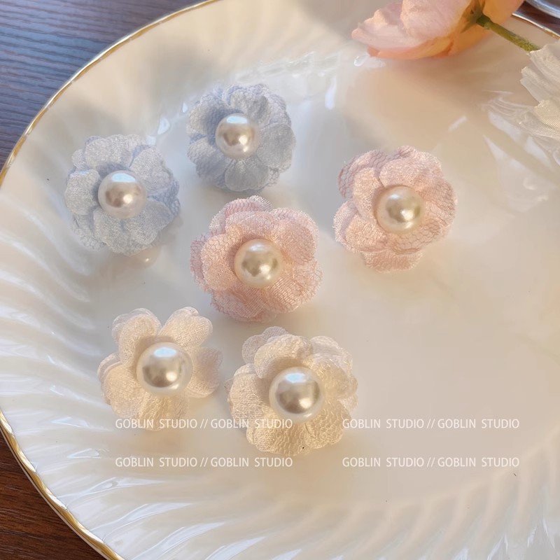 Super ethereal flower earrings, 2025 new bestseller stud earrings, women's high-end mesh fabric niche design earrings and pendants Application Scenario