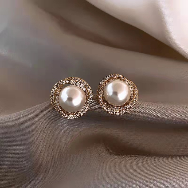 The new S925 silver needle trendy vortex pearl stud earrings for women, with a simple and cold Korean style, are small and trendy earrings Application Scenario
