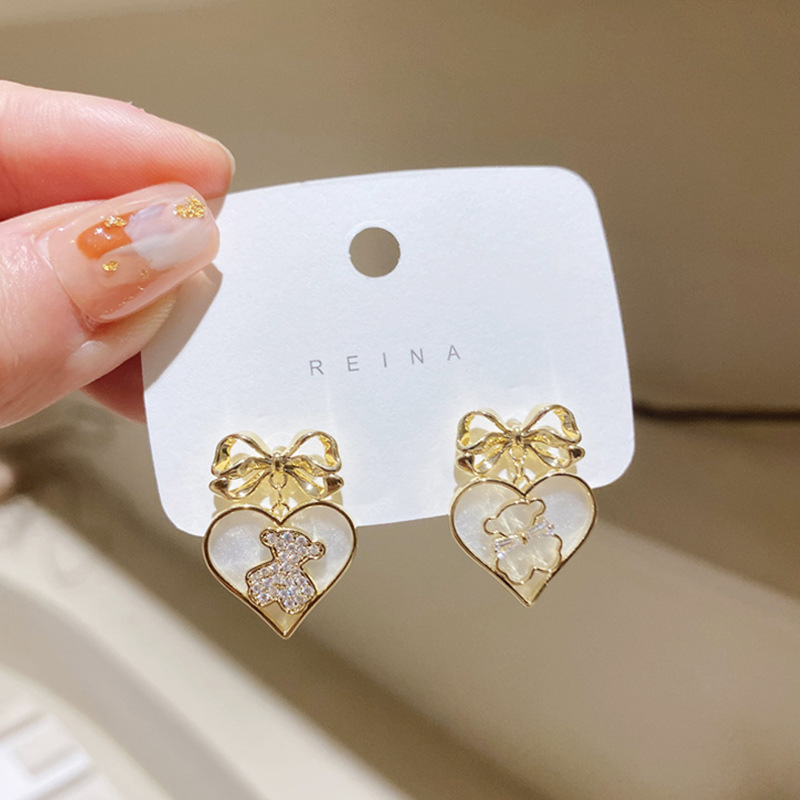 S925 Silver heart-shaped metal ear studs, French retro style earrings, trendy and elegant female bow earrings with silver needles full figure