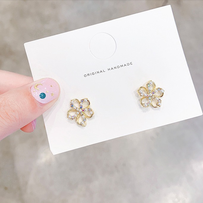 S925 silver needle pearl stud earrings, with a simple and cold style, exude a refreshing summer vibe. They are delicate and small, creating a French trend among Internet celebrities full figure