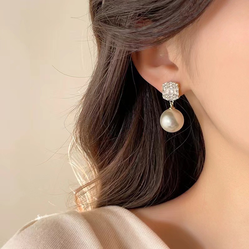 Square Zircon pearl stud earrings for women 2024 bestsellers, light luxury and elegant style earrings, French retro and high-end earrings, trendy Specification drawing