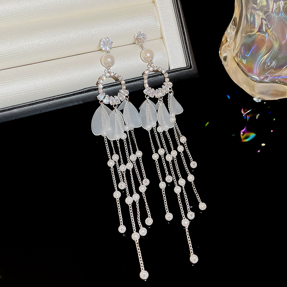 Fashionable, ethereal, exaggerated tassel earrings, silver needle high-end earrings, light luxury, exquisite and niche design, sweet and cool style earrings full figure