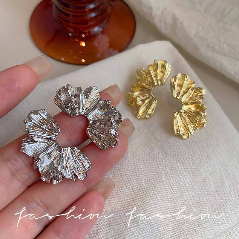 Cross-border leaf and flower fan-shaped metal earrings, personalized and fashionable stud earrings, light luxury and cold style, new earrings with a sense of high-end full figure