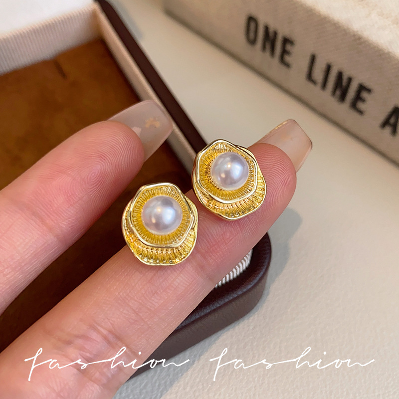Small, irregular retro wavy pearl double-layer frosted earrings, French elegant brushed lotus leaf earrings and earrings for women full figure