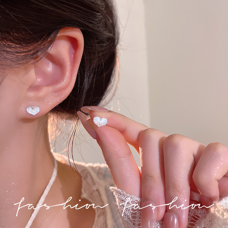 ins high-end design, niche and elegant stud earrings, women's transparent crystal heart-shaped earrings, exquisite and light luxury, versatile earrings details Picture