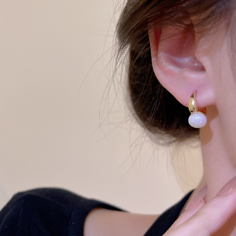 Mermaid pearl ear buckles, French high-end, niche design, elegant and light luxury earrings, 2023 new trendy earrings for women Application Scenario