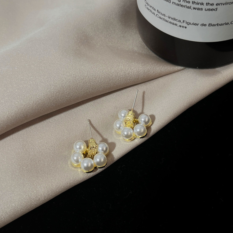 Simple and versatile pearl stud earrings, new floral, niche design, net-like elegance, silver needle earrings for women Specification drawing