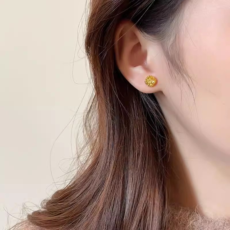 Golden brushed hollowed-out heart-shaped stud earrings, elegant, light luxury, exquisite, small and high-end earrings, versatile and fashionable earrings for commuting Specification drawing
