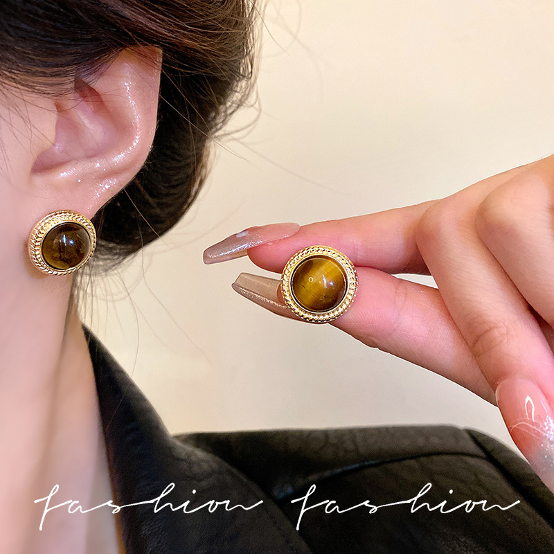 This is a niche and light luxury autumn and winter collection of Maillard Tiger's eye stone ear studs. It features a simple and cold style for women and is the same as the popular earrings and earrings Application Scenario