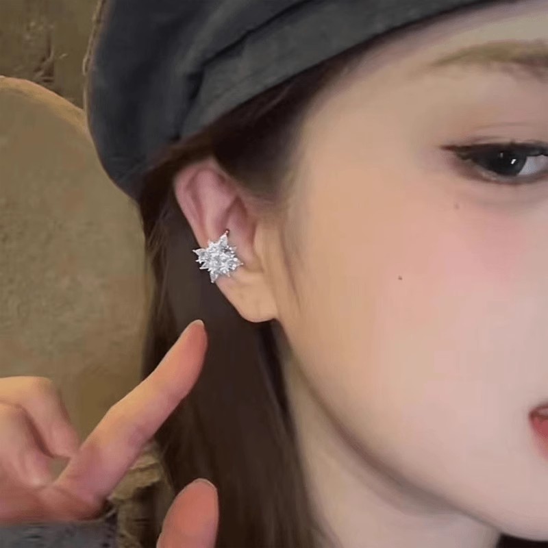 The super dazzling star ear clips exude a light luxury and high-end feel for women. There are no ear piercings. The ear bone clips are unique and niche earrings and earrings Application Scenario